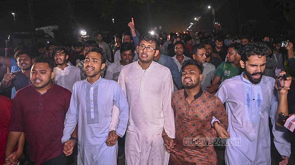 জাকসু নির্বাচন বর্জনের পর ক্যাম্পাসে বিক্ষোভ মিছিল করে ছাত্রদল। 