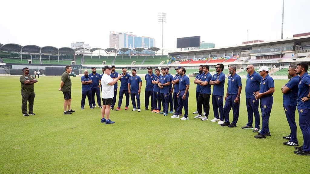 কোর্স পরিচালনা করছেন বিখ্যাত অস্ট্রেলিয়ান কোচ অ্যাশলি রস। ছবি: বিসিবি। 