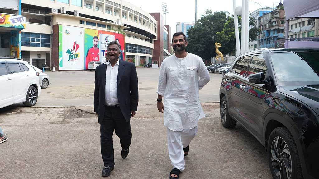 বিসিবি সভাপতি আমিনুল ইসলাম ও সাবেক অধিনায়ক তামিম ইকবাল ভোট দিতে এলেন একসঙ্গে। ছবি: বিসিবি। 
