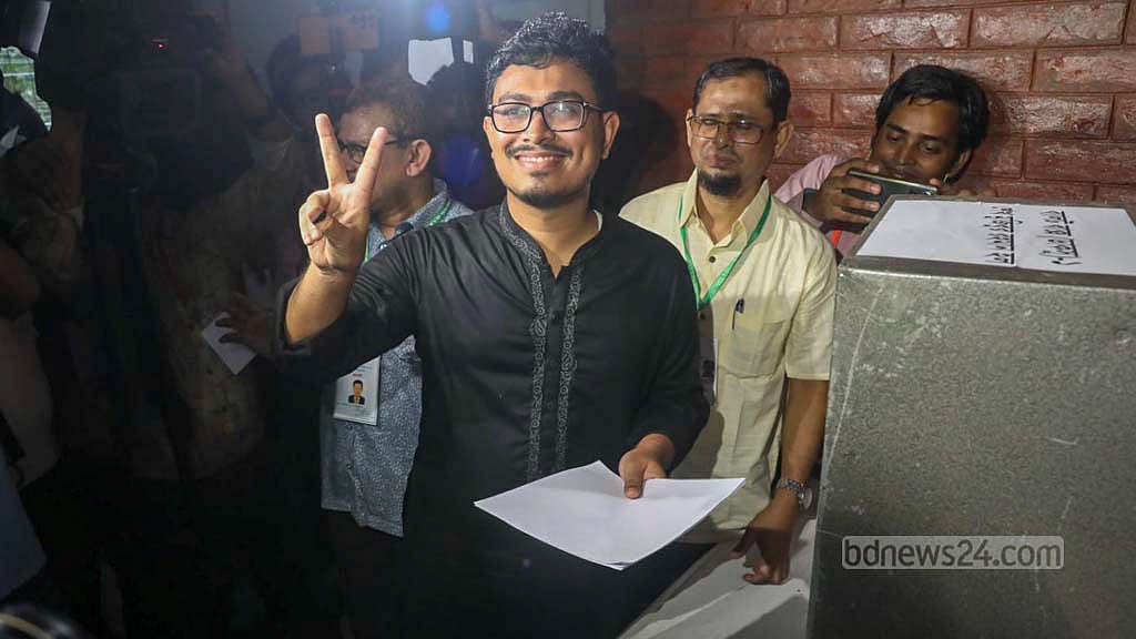 ঢাকা বিশ্ববিদ্যালয়ের ইউনিভার্সিটি ল্যাবরেটরি স্কুল অ্যান্ড কলেজ কেন্দ্রে মঙ্গলবার সকালে ভোট দিয়ে বিজয় চিহ্ন দেখান ছাত্রশিবির সমর্থিত ভিপি প্রার্থী আবু সাদিক কায়েম। শেষ রাতে ফল ঘোষণার পর তার মুখেই ছিল বিজয়ের হাসি। ছবি: মাহমুদ জামান অভি