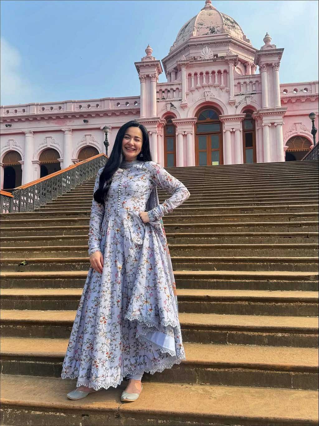 পুরান ঢাকার ঐতিহাসিক আহসান মঞ্জিল জাদুঘরের সিড়িতে দাঁড়িয়ে হাসিতে ভেঙে পড়ছেন হানিয়া আমির। 