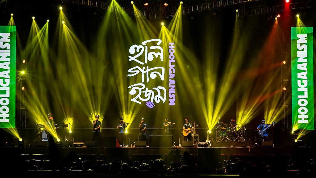 কনসার্টে গান গাইছেন অনির্বাণ ভট্টাচার্যের ব্যান্ড হুলিগানইজম। ছবি: হুলিগানইজমের ফেইসবুক থেকে নেওয়া।  