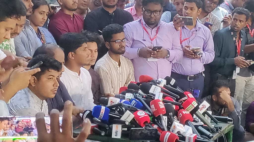 সংবাদ সম্মেলন বক্তব্য রাখেন ছাত্রদল সমর্থিত প্যানেলের ভিপি পদপ্রার্থী আবিদুল ইসলাম খান।