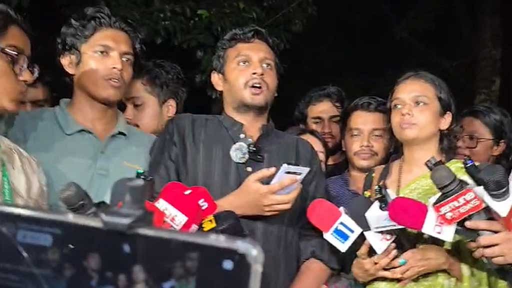 নির্বাচন বর্জনের ঘোষণা দেন সম্প্রীতি ঐক্য প্যানেলের জিএস প্রাথী শরণ এহসান।