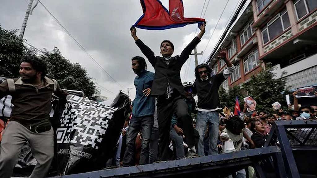 নেপালের আন্দোলন শুরু হয় সোশাল মিডিয়ার ওপর নিষেধাজ্ঞা জারির প্রতিবাদে। 