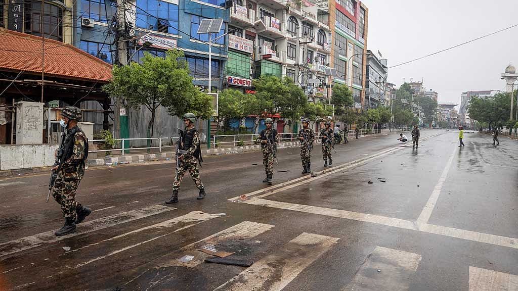 কাঠমাণ্ডুর জনশূন্য রাস্তাগুলোতে টহল দিচ্ছেন সেনাবাহিনীর সদস্যরা। ছবি: রয়টার্স 