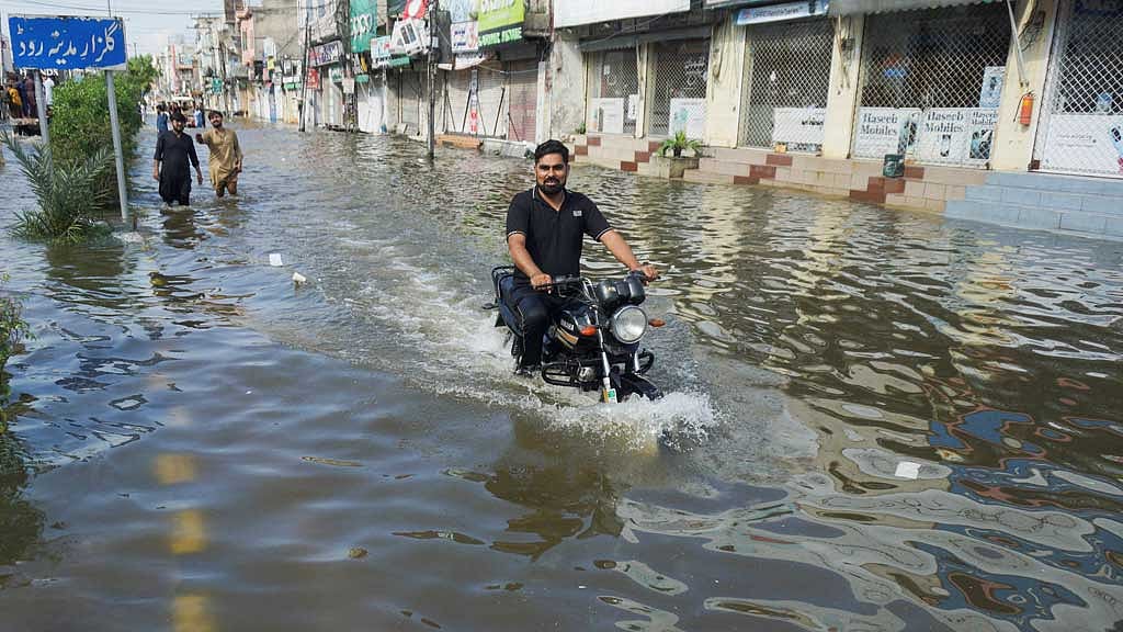 পাঞ্জাব প্রদেশের গুজরাট শহরের বন্যাকবলিত একটি এলাকা। ছবি: রয়টার্স 