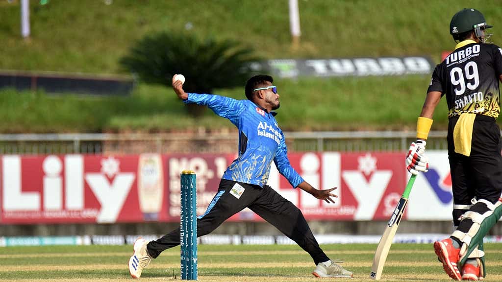নজরকাড়া বোলিং করেন রুবেল। ছবি: রিমার্ক হারল্যান স্পোর্টস। 