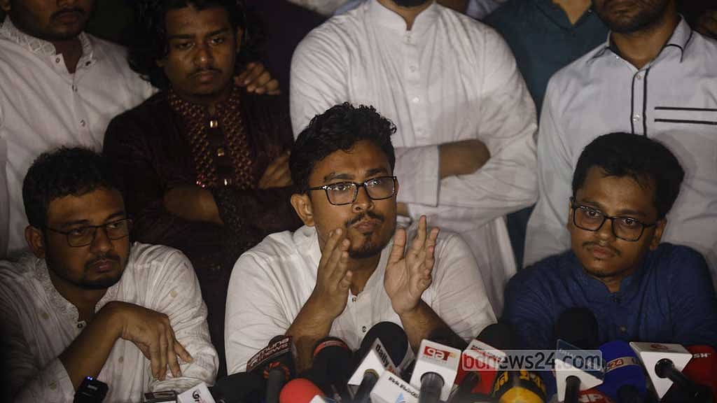 সংবাদ সম্মেলনে বক্তব্য রাখেন ছাত্রশিবির সমর্থিত প্যানেলের ভিপি পদপ্রার্থী সাদিক কায়েম ও জিএস পদপ্রার্থী এস এম ফরহাদ।