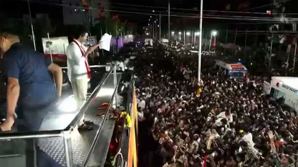 কর্মীদের সতর্ক সঙ্কেতের মুখে বিজয় মাঝপথে তার বক্তৃতা থামিয়ে পরিস্থিতি শান্ত করার চেষ্টা করেন। ছবি: এনডিটিভি