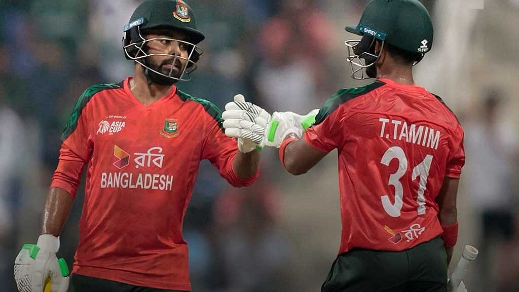 দুর্দান্ত ব্যাট করা তানজিদকে অভিনন্দন জানাচ্ছেন হৃদয়। ছবি: ছবি: এসিসি ফেইসবুক। 