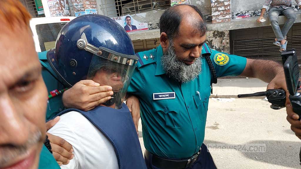 আদালতে ছাত্রলীগ নেতা তরিকুল ইসলাম তারেক।