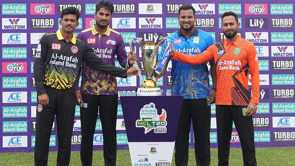 খেলা শুরুর আগে রাজশাহীতে চার অধিনায়কের ফটোসেশন। অন্য চার অধিনায়কের ফটোসেশন হয়েছে বগুড়ায়। ছবি: রিমার্ক হারল্যান স্পোর্টস। 