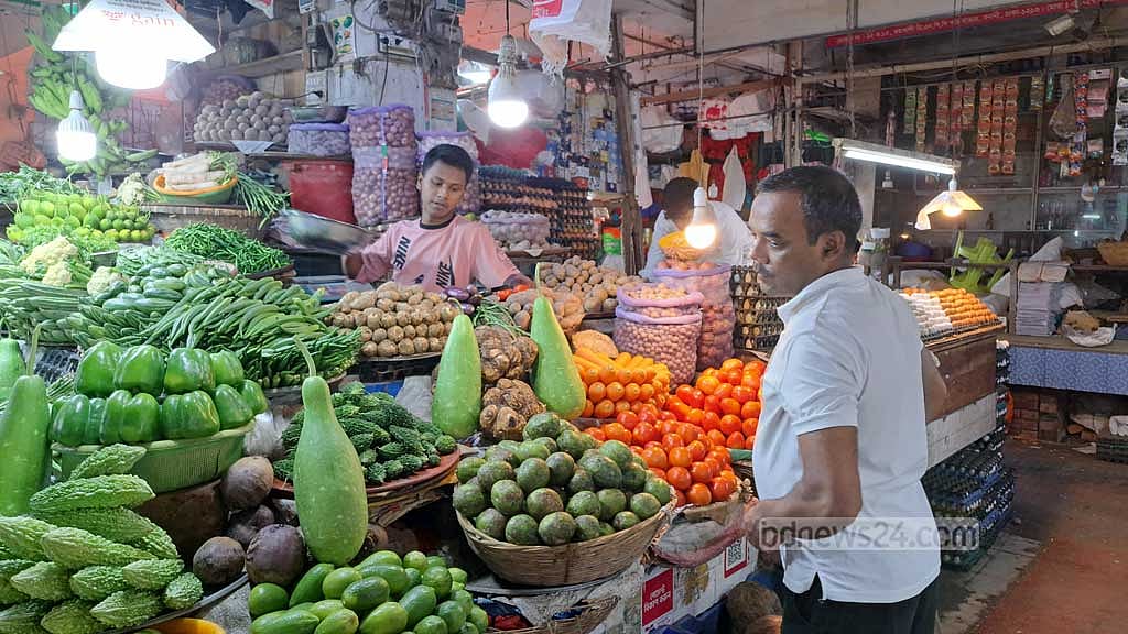 বহুদিন থেকে চড়া সবজির দাম হঠাৎ হঠাৎ বেড়ে যায়।