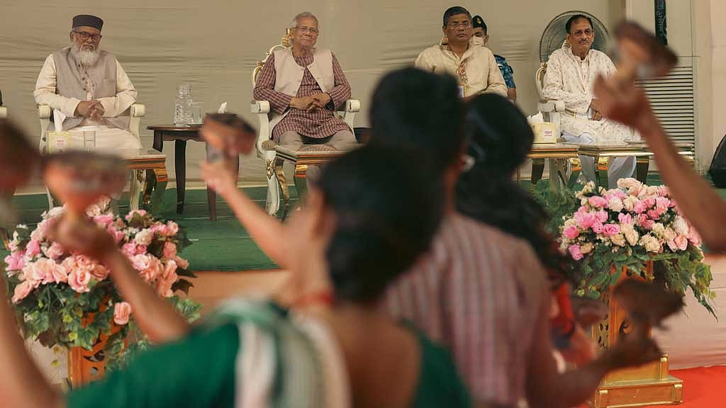 শারদীয় দুর্গাপূজা সামনে রেখে মঙ্গলবার রাজধানীর ঢাকেশ্বরী জাতীয় মন্দিরে সনাতন ধর্মাবলম্বীদের সঙ্গে শুভেচ্ছা বিনিময় অনুষ্ঠানে প্রধান উপদেষ্টা মুহাম্মদ ইউনূস। ছবি: পিআইডি