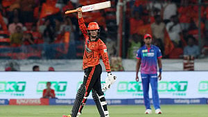 ঝড়ো ব‍্যাটিংয়ে আভিশেকের সেঞ্চুরি