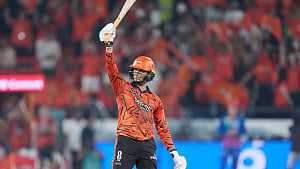 ১০ ছক্কার বিস্ফোরক ইনিংসে আভিশেকের যত কীর্তি