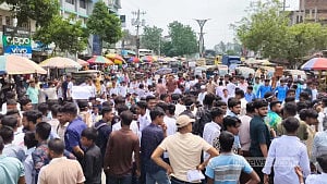 বেনাপোল স্থলবন্দরে হাসপাতালের দাবিতে ২ ঘণ্টা সড়ক অবরোধ