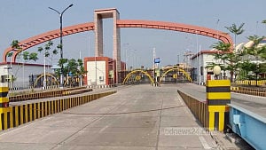 পহেলা বৈশাখ: বেনাপোল বন্দরে আমদানি-রপ্তানি বন্ধ, যাত্রী পারপার চলবে