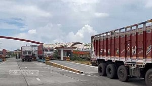 পশ্চিমবঙ্গের বিধানসভা নির্বাচন: ৩ দিন পর বেনাপোল বন্দরে আমদানি-রপ্তানি শুরু