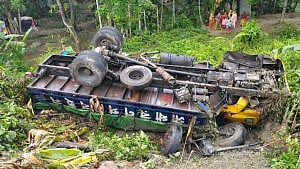 ব্রিজের রেলিং ভেঙে উল্টে পড়লো ট্রাক, প্রাণে বাঁচলেন চালক ও সহকারী