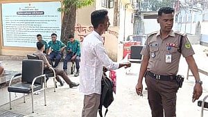 চট্টগ্রাম সিটি কলেজে পুলিশের অবস্থান, নজরদারিতে সব শিক্ষা প্রতিষ্ঠান