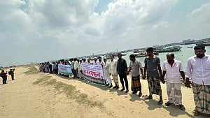 কর্ণফুলীর দুই তীর দখলমুক্ত করার দাবি