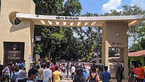 ‘জমিদার’ দাবি করা সেই কর্মকর্তাসহ চবিতে ৯ জনকে বদলি