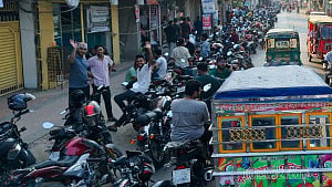 কুমিল্লায় জ্বালানি তেলের হাহাকার: দীর্ঘ হচ্ছে গাড়ির সারি, ক্ষোভ