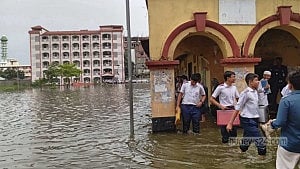 বর্ষণে ডুবেছে কুমিল্লা নগরী, এসএসসি পরীক্ষার্থীদের ভোগান্তি