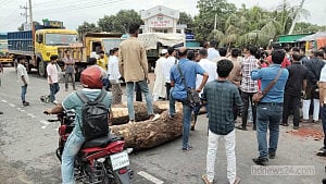Dhaka-Khulna highway blocked by fuel-seeking customers