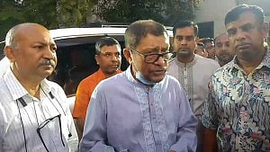 খালেদা জিয়ার গৃহ সহযোগী ফাতেমার ভাতিজি হাসপাতালে, দেখতে গেলেন স্বাস্থ্যমন্ত্রী