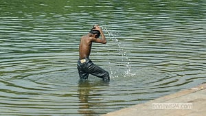 গরমে স্বস্তি পেতে ক্রিসেন্ট লেকে