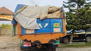 জামালপুরে পাচারের সময় ১৫ টন সরকারি চালসহ ট্রাক জব্দ