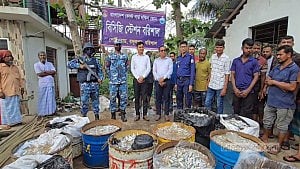 ঝালকাঠিতে বাস থেকে ৪২ মণ জাটকা জব্দ, তিনজনকে জরিমানা