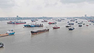 জ্বালানি তেল সংকটে বিপাকে লাইটার জাহাজ