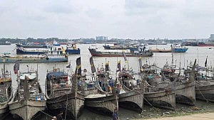কর্ণফুলীতে লাইটার জাহাজ ডুবি, ১২ জন উদ্ধার