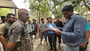 অবৈধভাবে তেল মজুদ: মানিকগঞ্জে ২ ব্যবসায়ীকে ১ লাখ ৭৫ হাজার টাকা জরিমানা