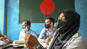 দেওয়া হচ্ছে হামের টিকা