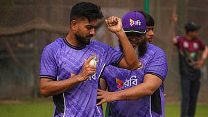 মিরাজকে এখন আর শুধু রান আটকানোর স্পিনার মনে করেন না মুশতাক