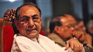 মির্জা আব্বাসকে কেবিনে স্থানান্তর