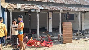 ময়মনসিংহে বিএনপির অফিস খোলা নিয়ে সংঘর্ষ: ‘ছেলের গুলিতে’ আহত বাবা