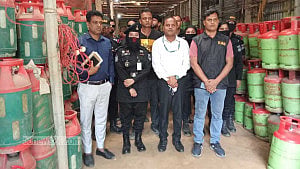ভালুকায় ২০০ টাকা বাড়িয়ে ১২ কেজির এলপিজি বিক্রি, ২ লাখ জরিমানা
