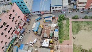 নারায়ণগঞ্জে আবাসিক এলাকায় অনিয়ন্ত্রিত ট্রাক চলাচল বন্ধে আইনি নোটিশ