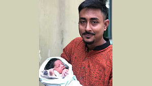 নবজাতককে ফেলার চেষ্টা: অভাবী ঘরের শিশুটির ‘দায়িত্ব’ নিলেন আরেক দম্পতি