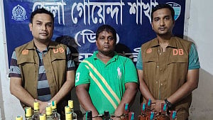 নোয়াখালীতে দারোয়ানের কক্ষ থেকে ২০ বোতল বিদেশি মদ উদ্ধার