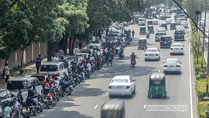 চৈত্রের কড়া রোদে তেলের লাইনে হয়রান চালকেরা