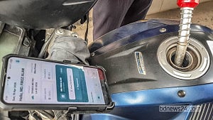 দাম বাড়ার পরও তেলের পাম্পে সেই একই চিত্র