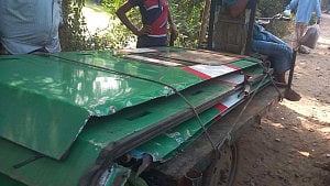 ট্রাকের সঙ্গে ঘষা লেগে পর্যটক এক্সপ্রেসের ৫ দরজা ক্ষতিগ্রস্ত