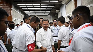 সংসদে রেসিডেন্সিয়ালের শিক্ষার্থীরা, শুভেচ্ছা জানালেন প্রধানমন্ত্রী